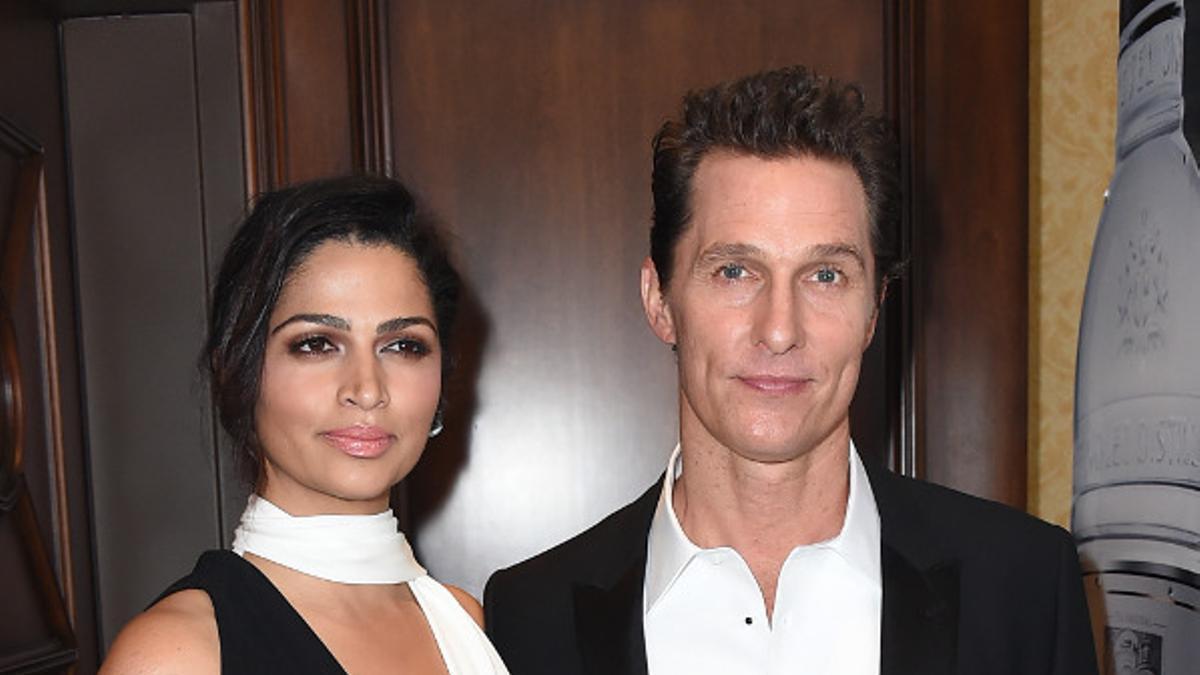 Matthew McConaughey y su mujer, Camila Alves, en un acto solidario