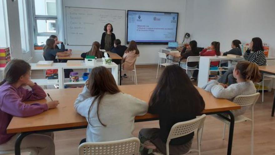 O alumnado atendendo no último dos obradoiros. | CEDIDA