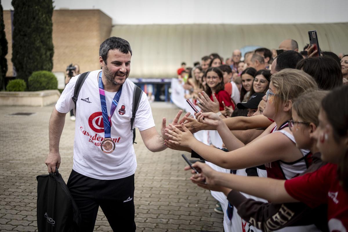 Carlos Cantero, ovacionado a la salida de pabellón Príncipe Felipe tras terminar el Casademont tercer en la Euroliga