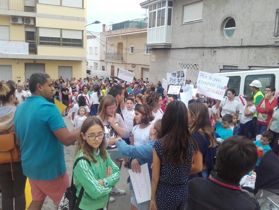 Protesta por el mal estado del colegio de la Font d'en Carròs