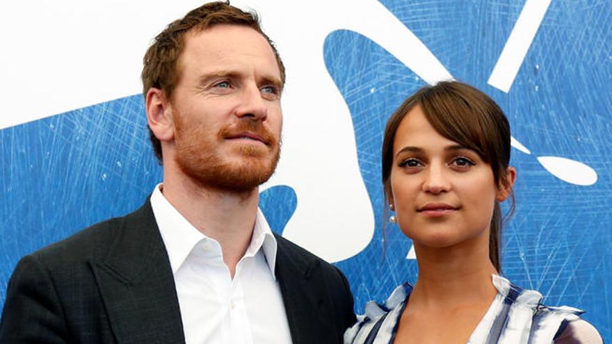 Michael Fassbender y Alicia Vikander en el Festival de Venecia.