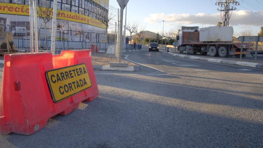 La carretera cortada en el casco urbano de Novelda