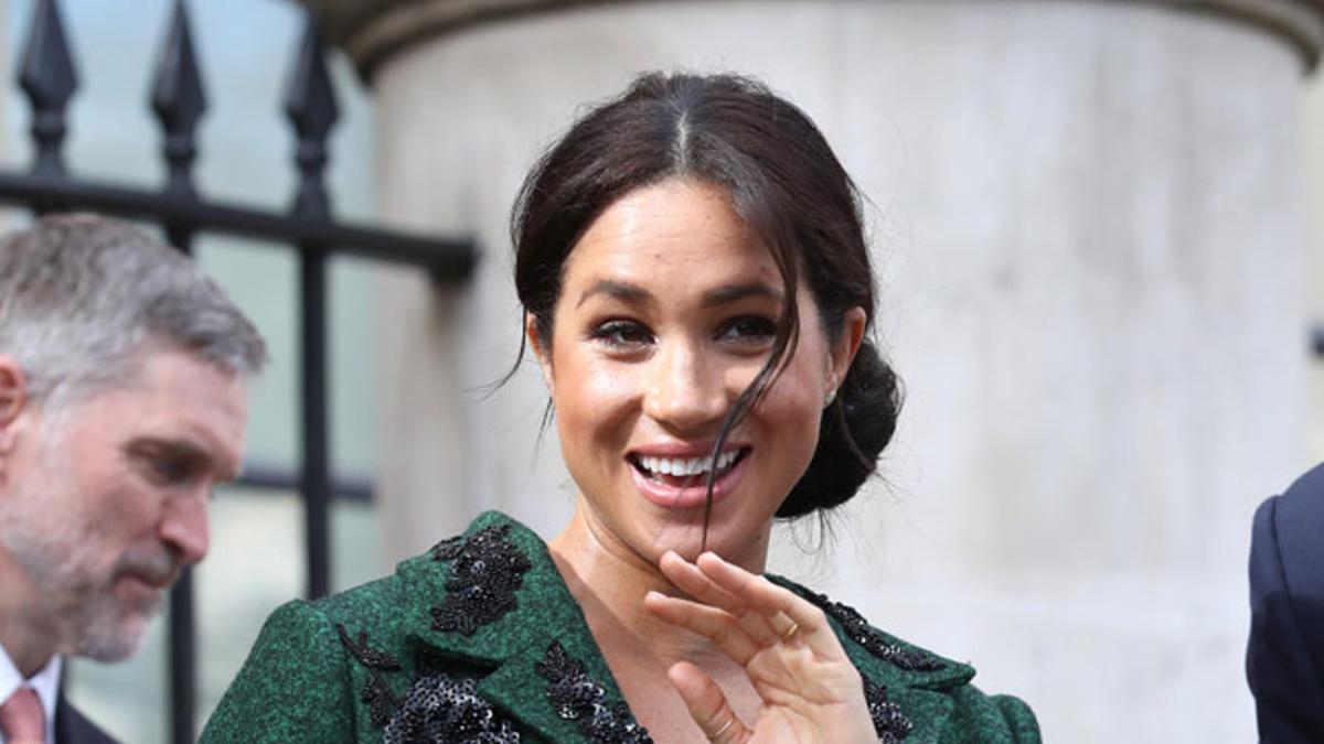 Meghan Markle saluda a los curiosos junto a la Casa de Canadá en Londres