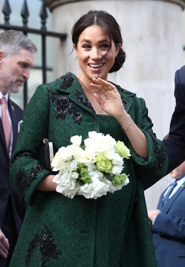 Meghan Markle saluda a los curiosos junto a la Casa de Canadá en Londres