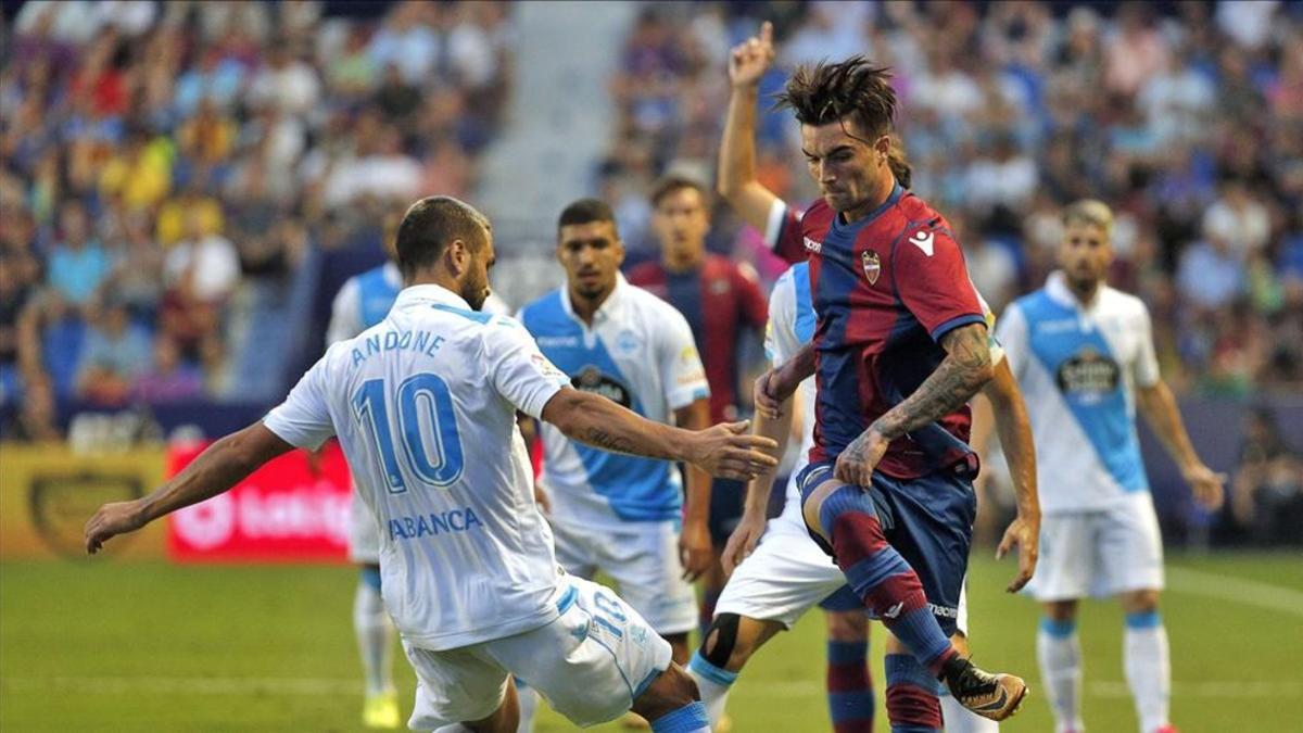 Deportivo y Levante luchan por un balón en el partido de la primera vuelta