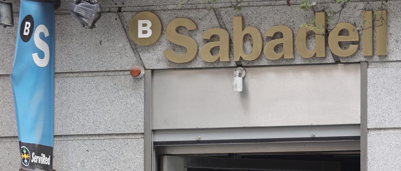 Entrada a una oficina de Banco Sabadell