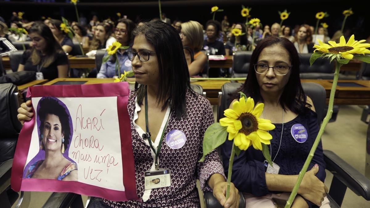 Varias mujeres participan en un homenaje a la concejala brasileña Marielle Franco, en la Cámara de Diputados, en Brasilia, el 15 de marzo.