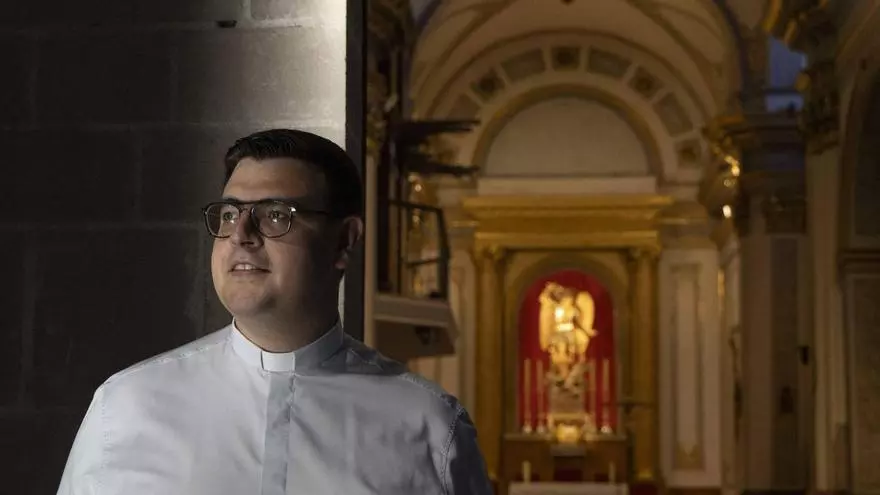 Formador de futuros sacerdotes y padre espiritual: Así vive la fe el joven cura Carlos Gandia