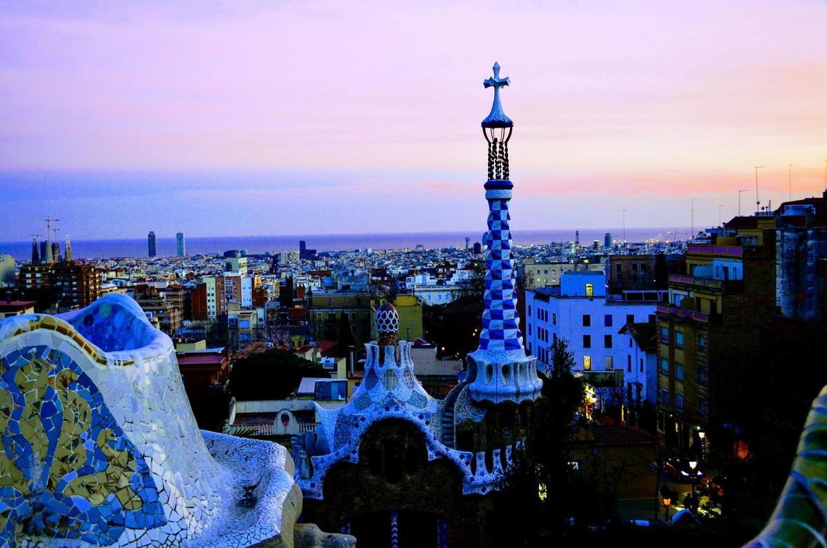 El Park Güell de Barcelona al anochecer