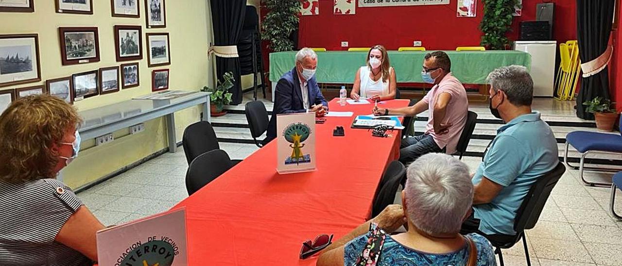 Franquis y Corujo, durante la reunión el martes con vecinos de Titerroy y Valterra en el local de Titerroy. | | LP/DLP