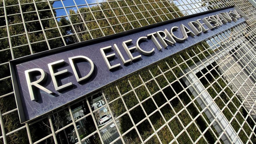 Competencia advierte del riesgo a sobreinversiones en la red por la falta de separación de actividades de Red Eléctrica