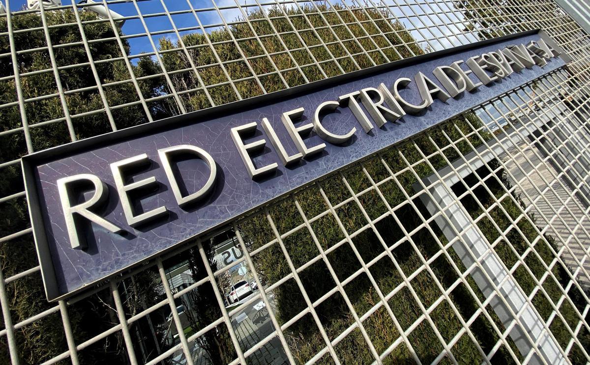 Archivo - Letrero del Grupo Red Eléctrica de España en su sede de Alcobendas.