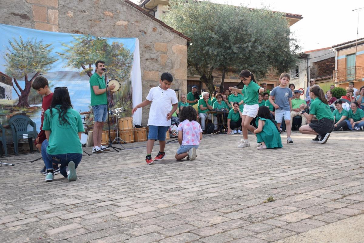 La actuación de Aulas de Aliste en Trabazos pone el broche perfecto a un curso de aniversario