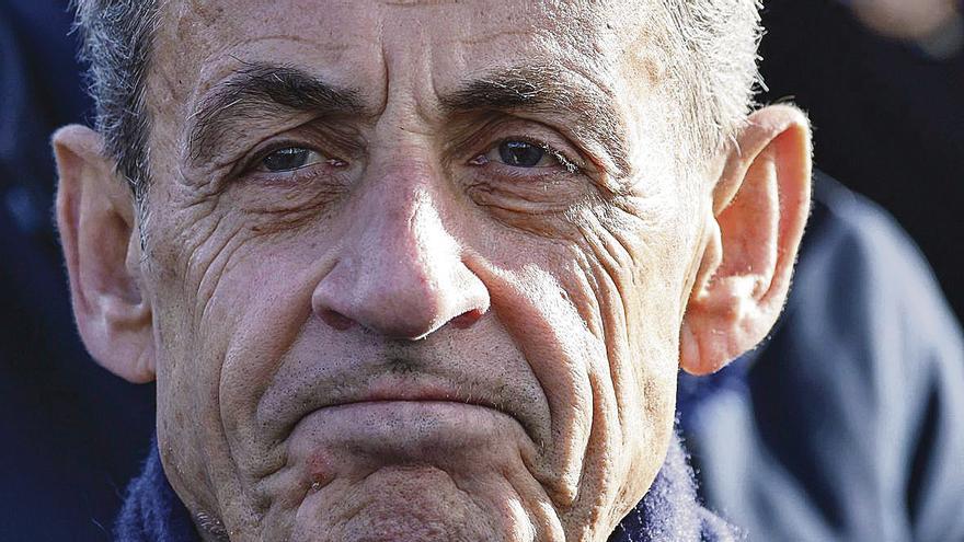 Nicolas Sarkozy: Con alzas en la política y en los zapatos