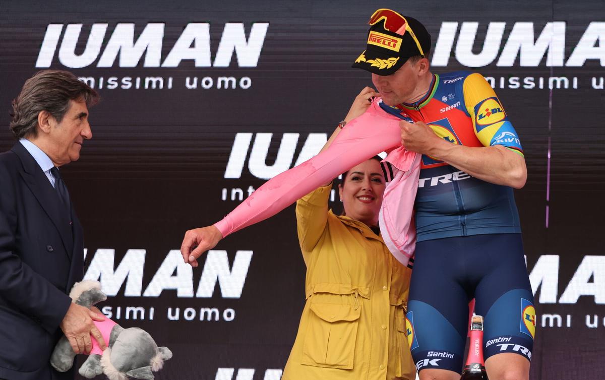 TIRANA (Albania), 09/05/2025.- Danish rider Mads Pedersen of team Lidl - Trek is helped into wearing the overall leaders pink jersey on the podium after the first stage of the Giro dItalia cycling tour over 164km from Durres to Tirana, Albania, 09 May 2025. (Ciclismo) EFE/EPA/GEORGI LICOVSKI