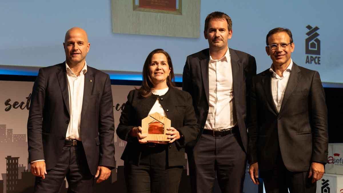 4. Premi APCE 2025 a la Regeneració Urbana i Rehabilitació: Mónica Romero y Ramon Casanovas (Culmia) reciben el premio de manos de Xavier Vilajoana (APCE) y Jaume Masana (CaixaBank).