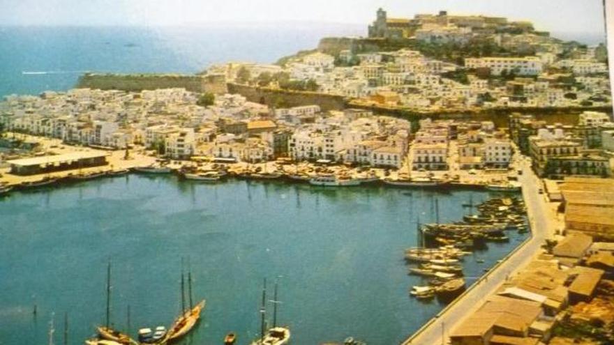 Postal del puerto de Ibiza a finales de los 60