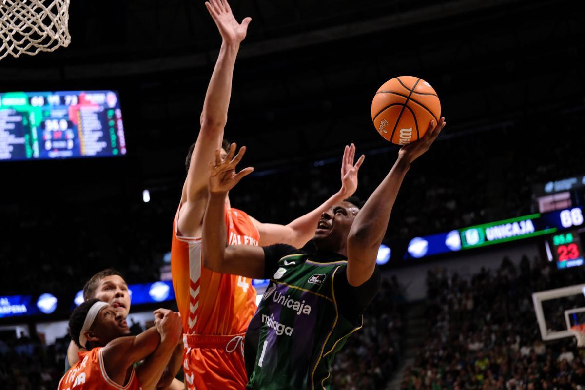 Imagen del partido entre el Unicaja Baloncesto - Valencia Basket, disputado este domingo 12 de abril en el Palacio de los Deportes José María Martín Carpena. Imagen del partido entre el Unicaja Baloncesto - Valencia Basket, disputado este domingo 12 de abril en el Palacio de los Deportes José María Martín Carpena.