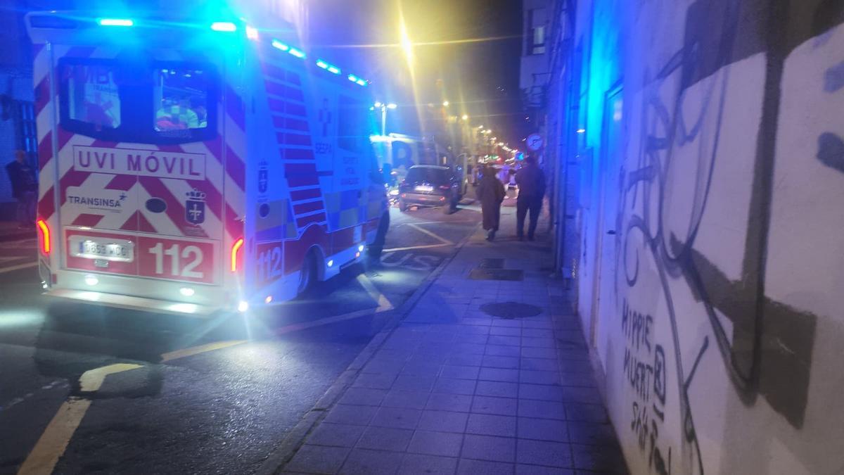 Una UVI móvil en el lugar en el que ha sido atropellada una mujer en Mieres
