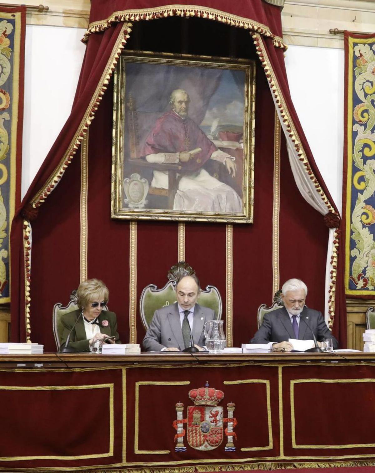 Martínez, el rector Villaverde y Darío Villanueva, en la presidencia. | FERNANDO RODRÍGUEZ