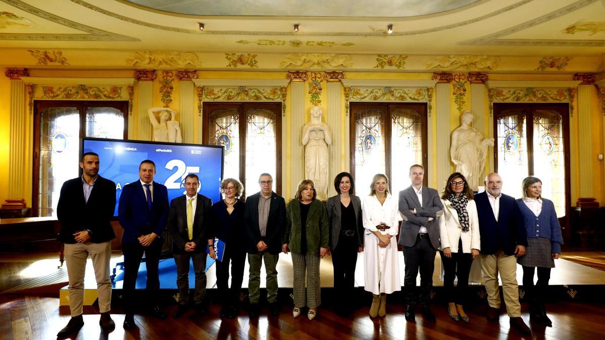 Autoridades, representantes de EL PERIÓDICO DE ARAGÓN y Prensa Ibérica y patrocinadores del evento.