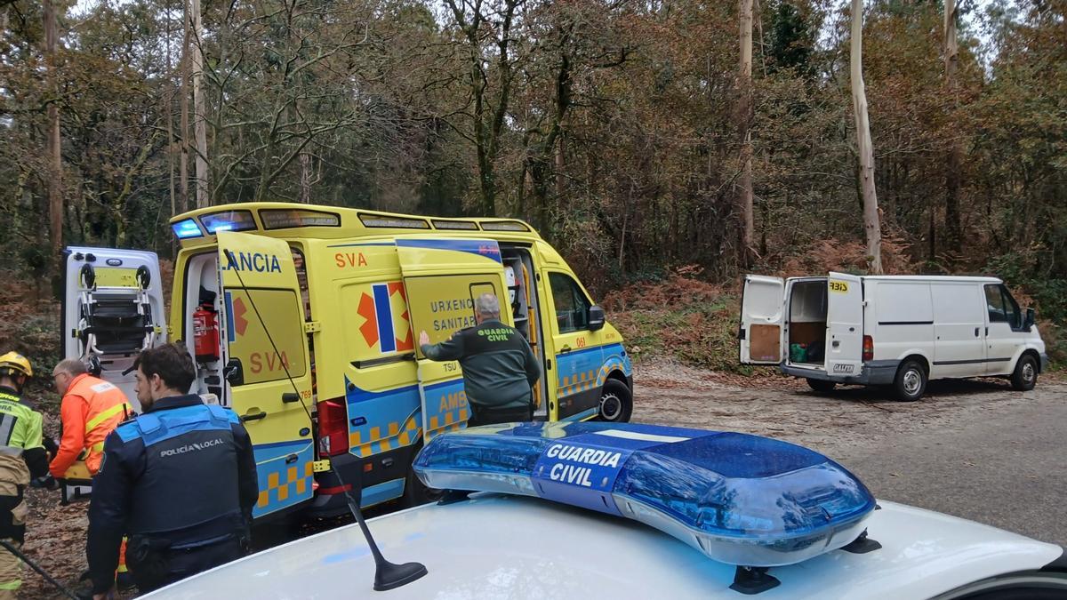 Dispositivo de rescate del motorista accidentado en Moaña.