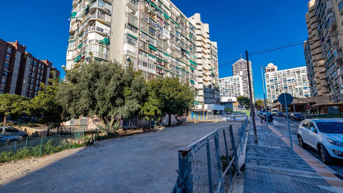 La parcela junto al Playmon F donde se construirá el Centro de Mediación de Benidorm.