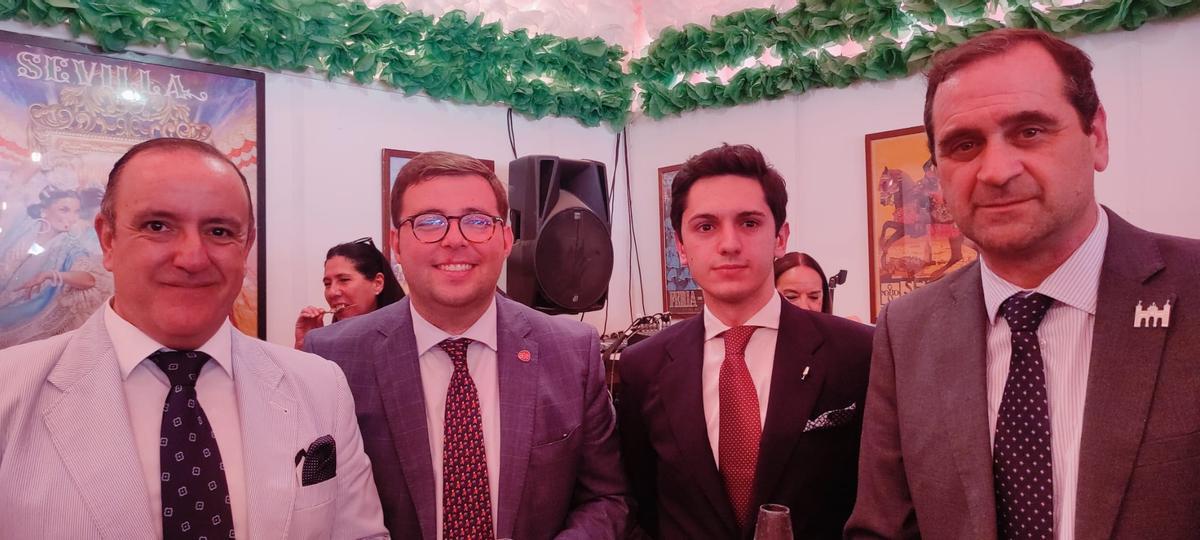 Los concejales socialistas Francisco Páez y Nacho González con miembros de la Aje (Asociación de Jóvenes Empresarios)