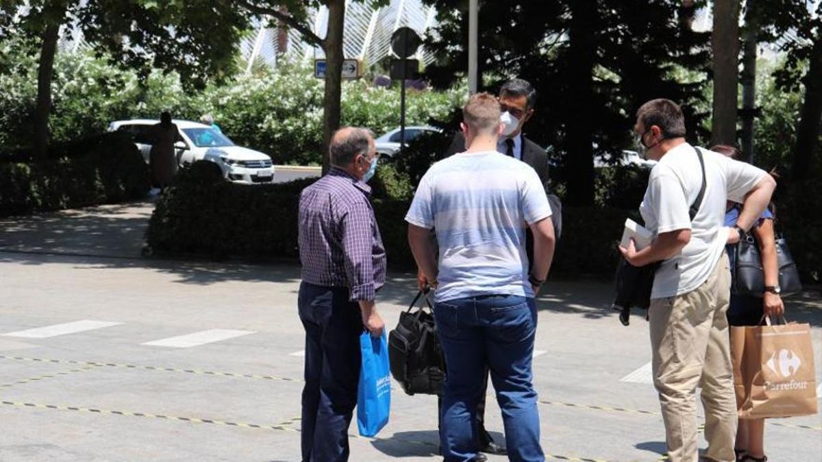 El joven acusado, que ya ha cumplido los 18 años, conversa con su letrado tras el juicio.