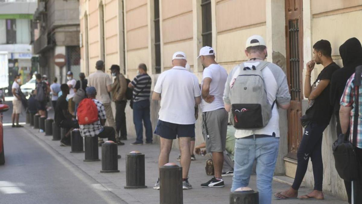 Decenas de personas hacen cola en el comedor social de la Fundación Jesús Abandonado, en Murcia, en una foto de archivo.