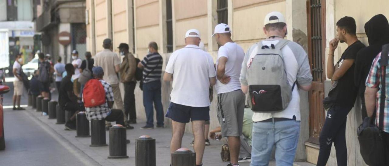 Decenas de personas hacen cola en el comedor social de la Fundación Jesús Abandonado, en Murcia, hace pocos días. | ISRAEL SÁNCHEZ