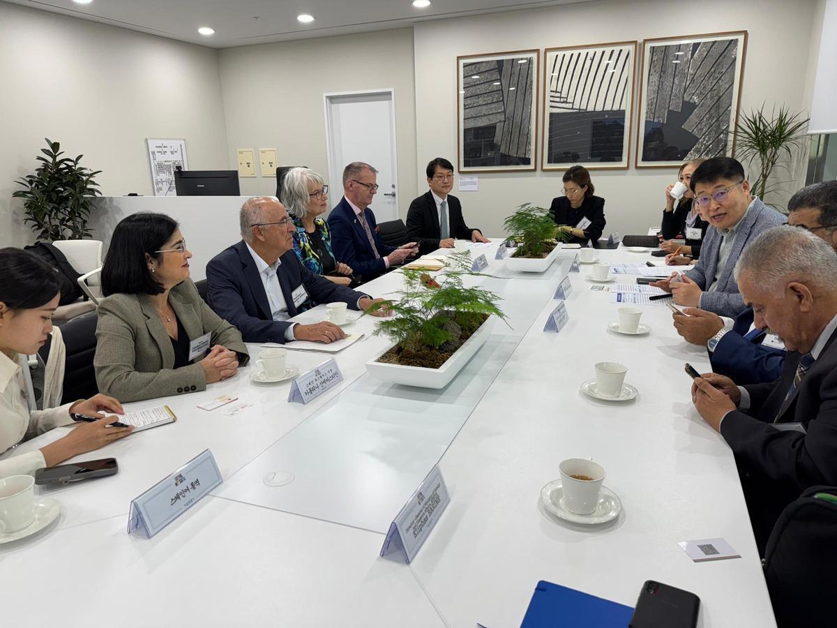 Darias presenta las oportunidades estratégicas de la ciudad a la Cámara de Comercio y la Oficina Económica y Comercial de España en Corea del Sur (Gobierno Metropolitano)