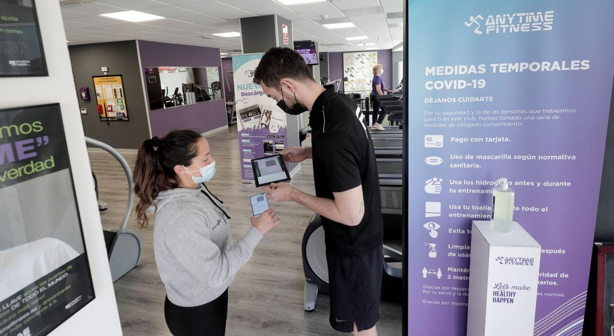 Esta imagen, captada en un gimnasio donde un monitor pide el certificado, pasará a la historia la próxima semana. | MANU MIELNIEZUK