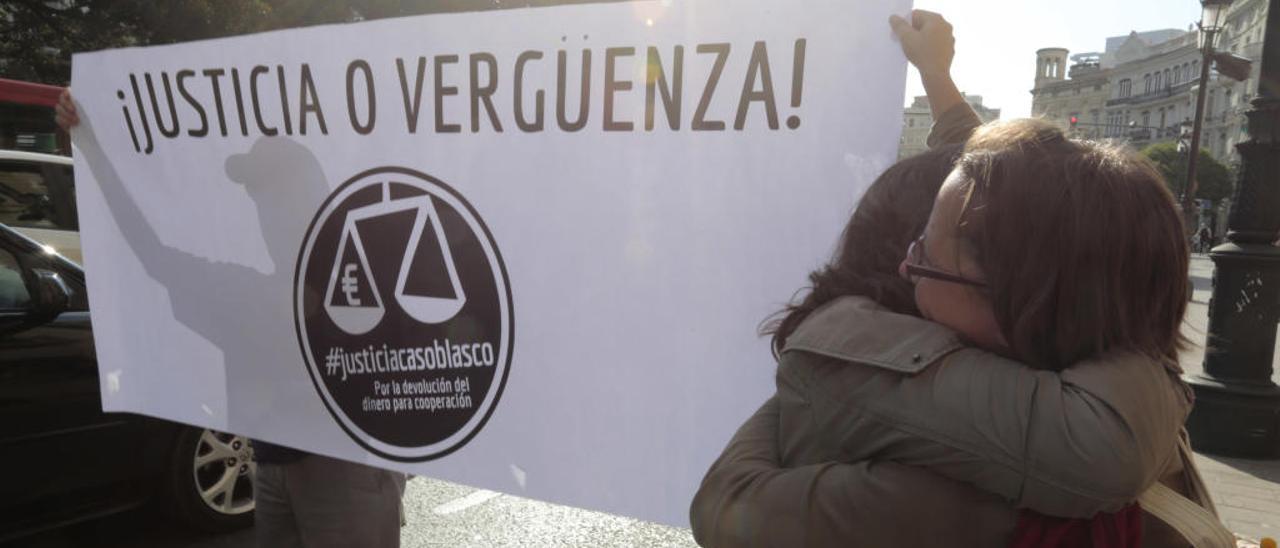 Dos miembros de la Coordinadora de ONGD se abrazan tras conocer la condena a Blasco en 2014.