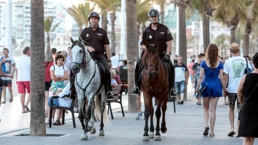 Agentes de la unidad de Caballería, patrullando junto a la playa.