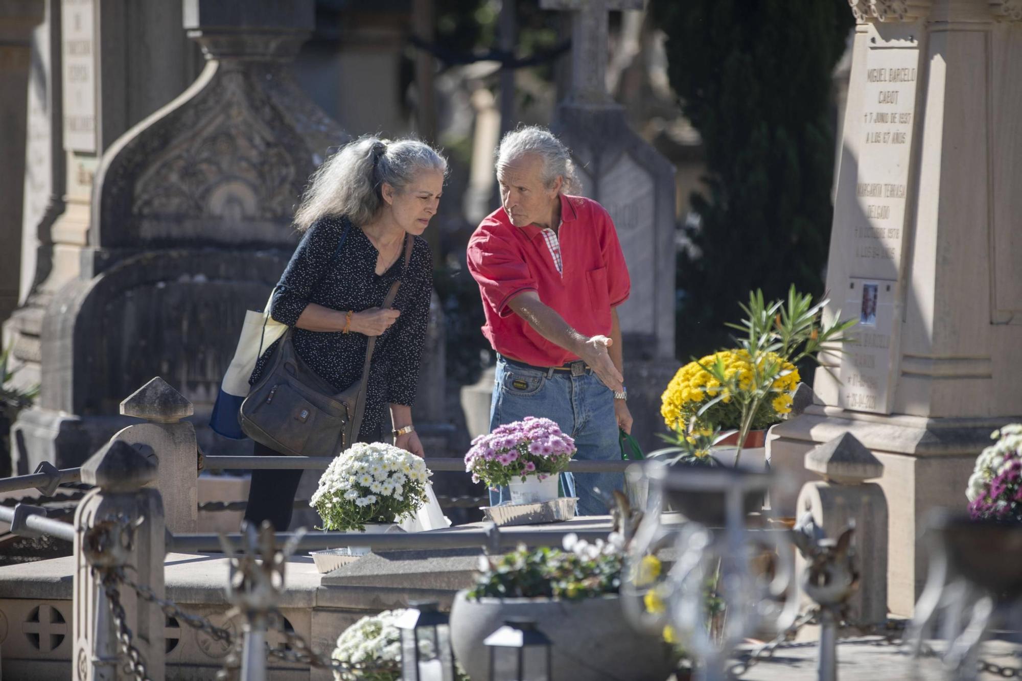 El día de Tots Sants en el cementerio de Palma