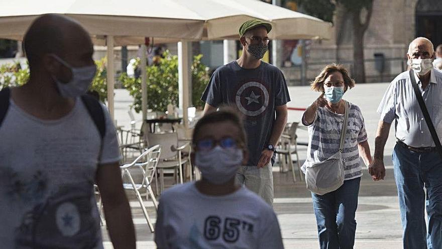 Gent amb mascareta passejant pel carrer de Pere III de Manresa