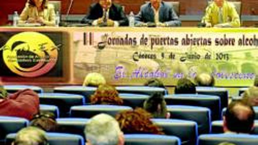 Unas jornadas abordan en Cáceres el alcoholismo desde varios frentes