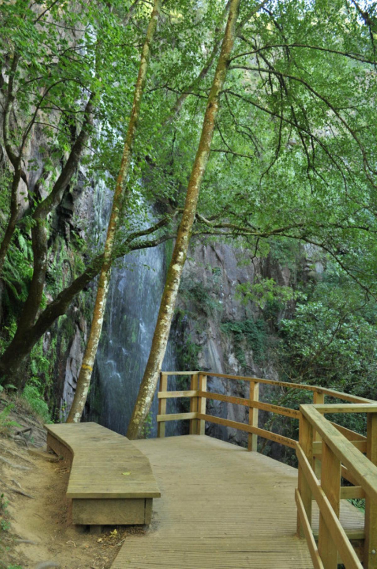 La pasarela de madera finaliza en un mirador que permite contemplar la cascada