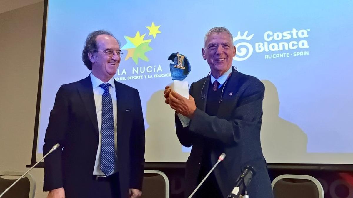 Julián Redondo, presidente de la Asociación Española de la Prensa Deportiva (AEPD, y Ángel Villar, expresidente de la Federación Española de Fútbol, en La Nucia (Alicante).