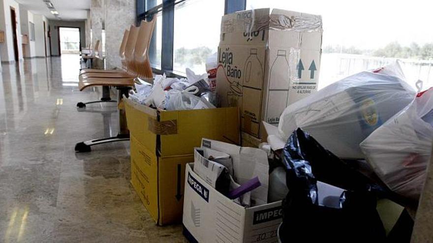 Imagen tomada ayer de restos orgánicos acumulados en cajas apiladas en los pasillos de la sede judicial de Benidorm