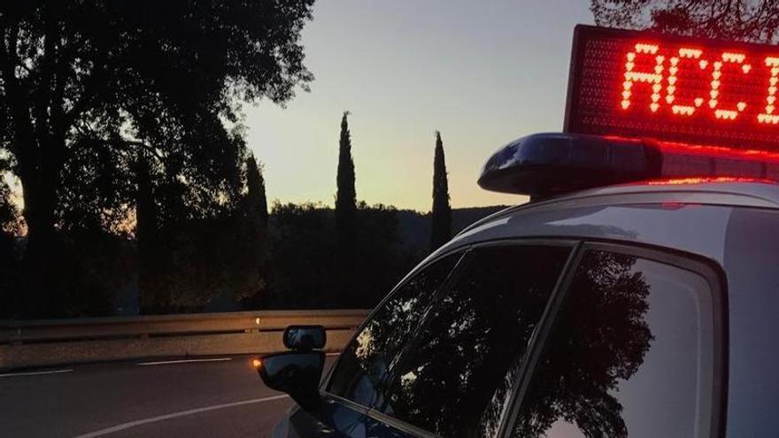 Un camió bolca i escampa la càrrega de fruita a la sortida de l'Eix a Sant Hilari