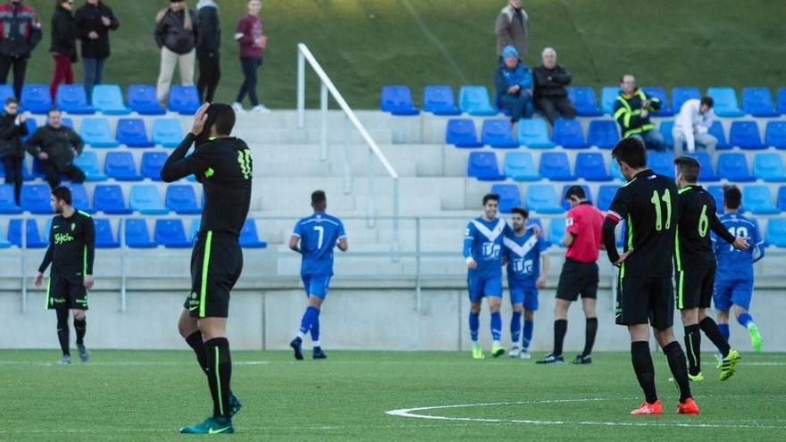 Pablo Fernández se tapa la cara con la camiseta tras un gol del Badalona, con Jaime Santos (número 11) y Nacho Méndez (6) mostrando también su decepción.