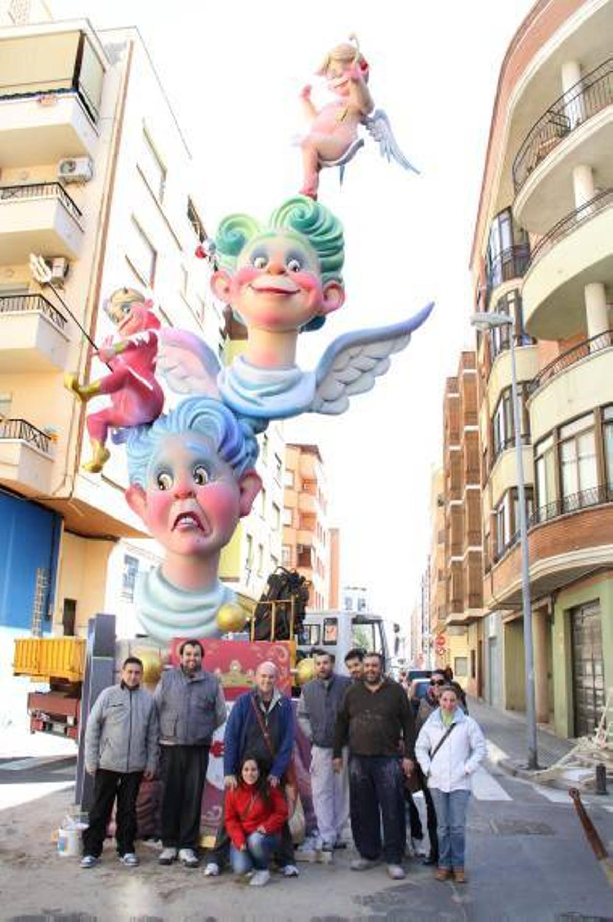 Galería fotos: Las comisiones falleras de Burriana sacan sus monumentos a la calle