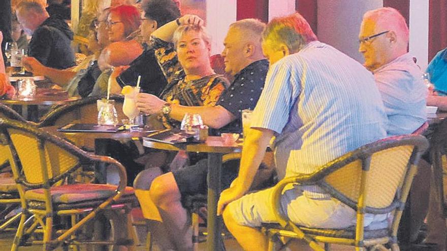 Turistas en una terraza de Maspalomas, en el sur de Gran Canaria.
