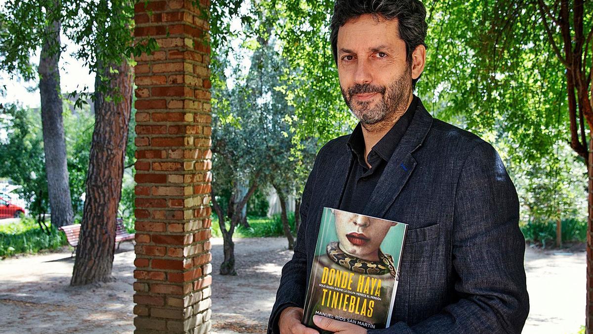 Manuel Ríos San Martín con
el ejemplar de su último 
libro ‘Donde haya tinieblas’. |