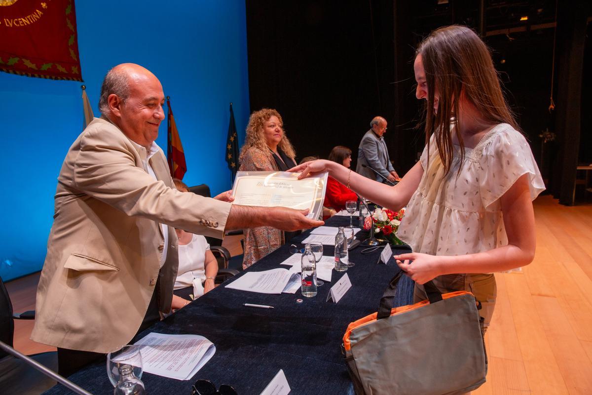 José María Ferri Coll entrega otro de los premios a una estudiante.