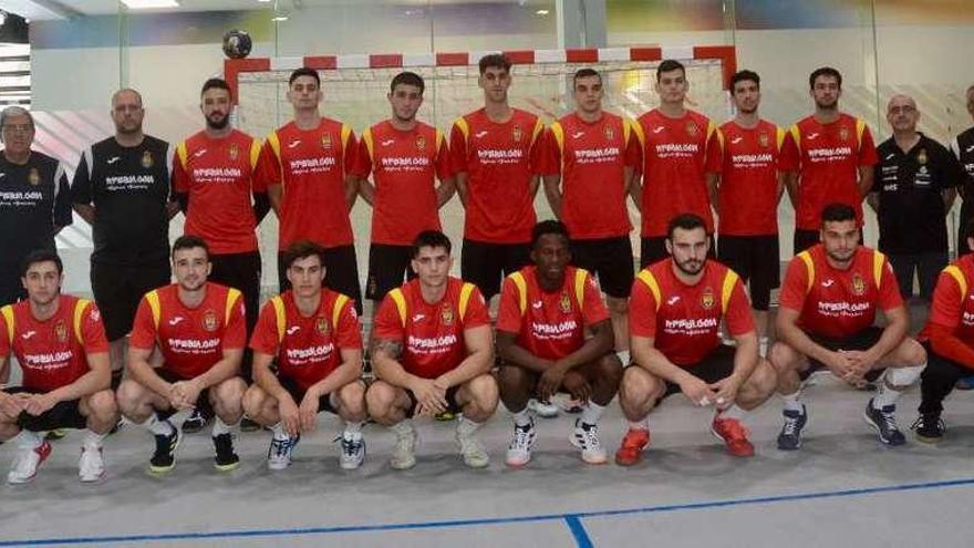Jugadores y cuerpo técnico de la selección española, en el Multiusos de Pontevedra. // Rafa Vázquez