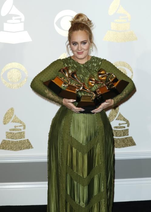 Adele, con sus premios Grammy y su vestido verde.