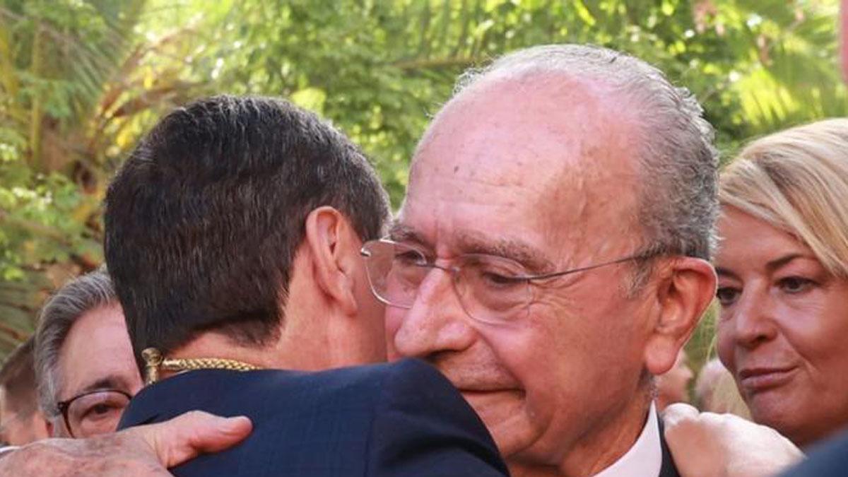 El alcalde de Málaga, Francisco de la Torre, abraza a Moreno tras la toma de posesión en San Telmo.